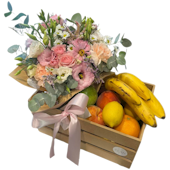 Voćna korpa sa cvećem